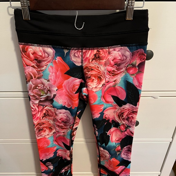 Lululemon Run Inspire Crop II Size 4 Secret Garden - Picture 3 of 6